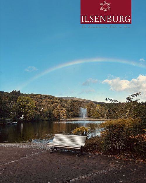 Wenn sich die Sonne nach einem Regenschauer zeigt, verwandelt sich unser Forellenteich in ein echtes Postkartenmotiv –...